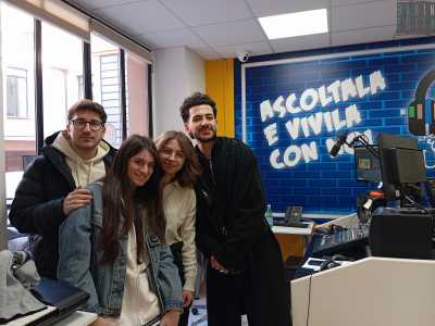 Qui, dal luned� al venerd�, 27 universitari si trasformano in speaker conducendo svariati tipi di programmi